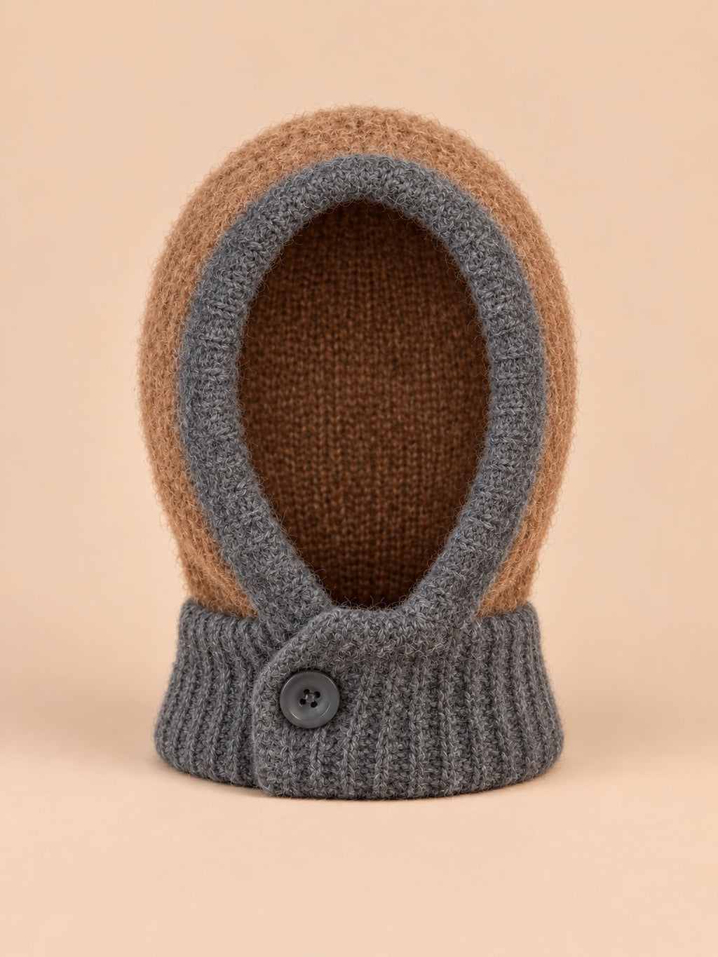 Passamontagna da donna con sciarpa integrata per lo sci, colori cammello e grigio, vista frontale