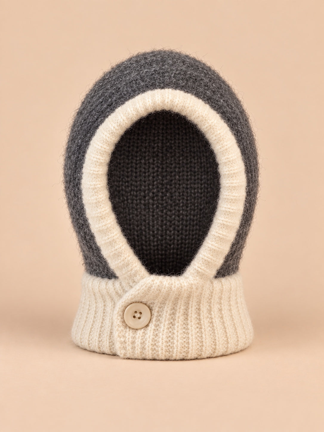 Passamontagna da donna con sciarpa integrata per lo sci, colori grigio e bianco naturale, vista frontale