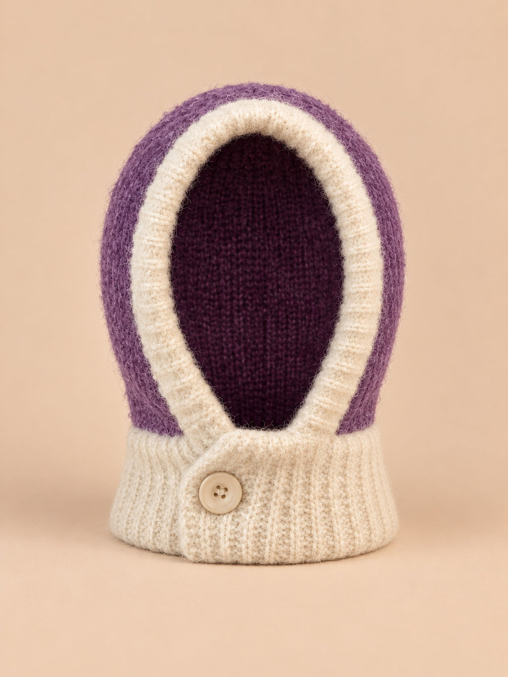 Passamontagna da donna con sciarpa integrata, stile patchwork Y2K, viola e bianco naturale, vista frontale
