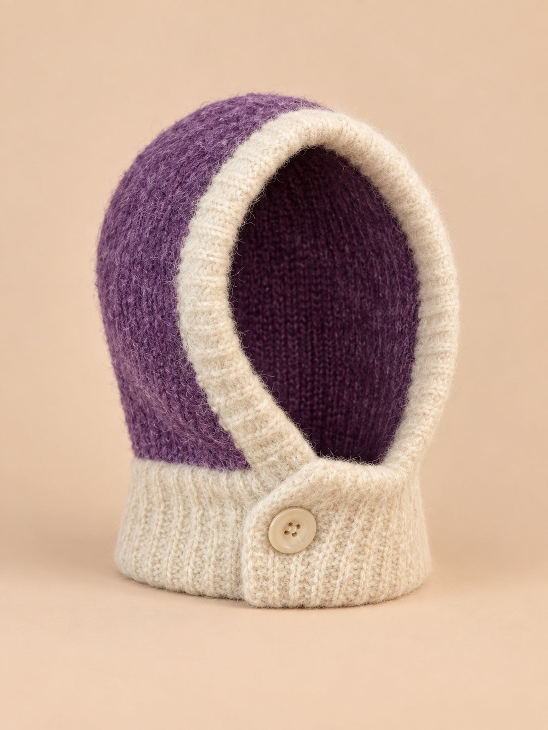 Passamontagna da donna con sciarpa integrata per lo sci, colori viola e bianco naturale, vista di tre quarti