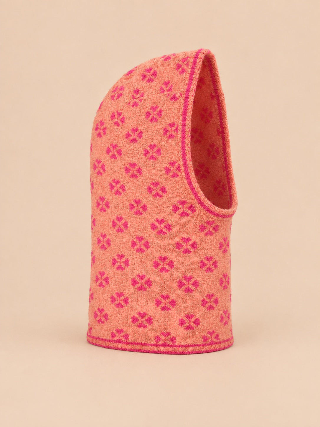 Passamontagna da donna in maglia jacquard con trifogli, colore arancione rosato, vista di tre quarti