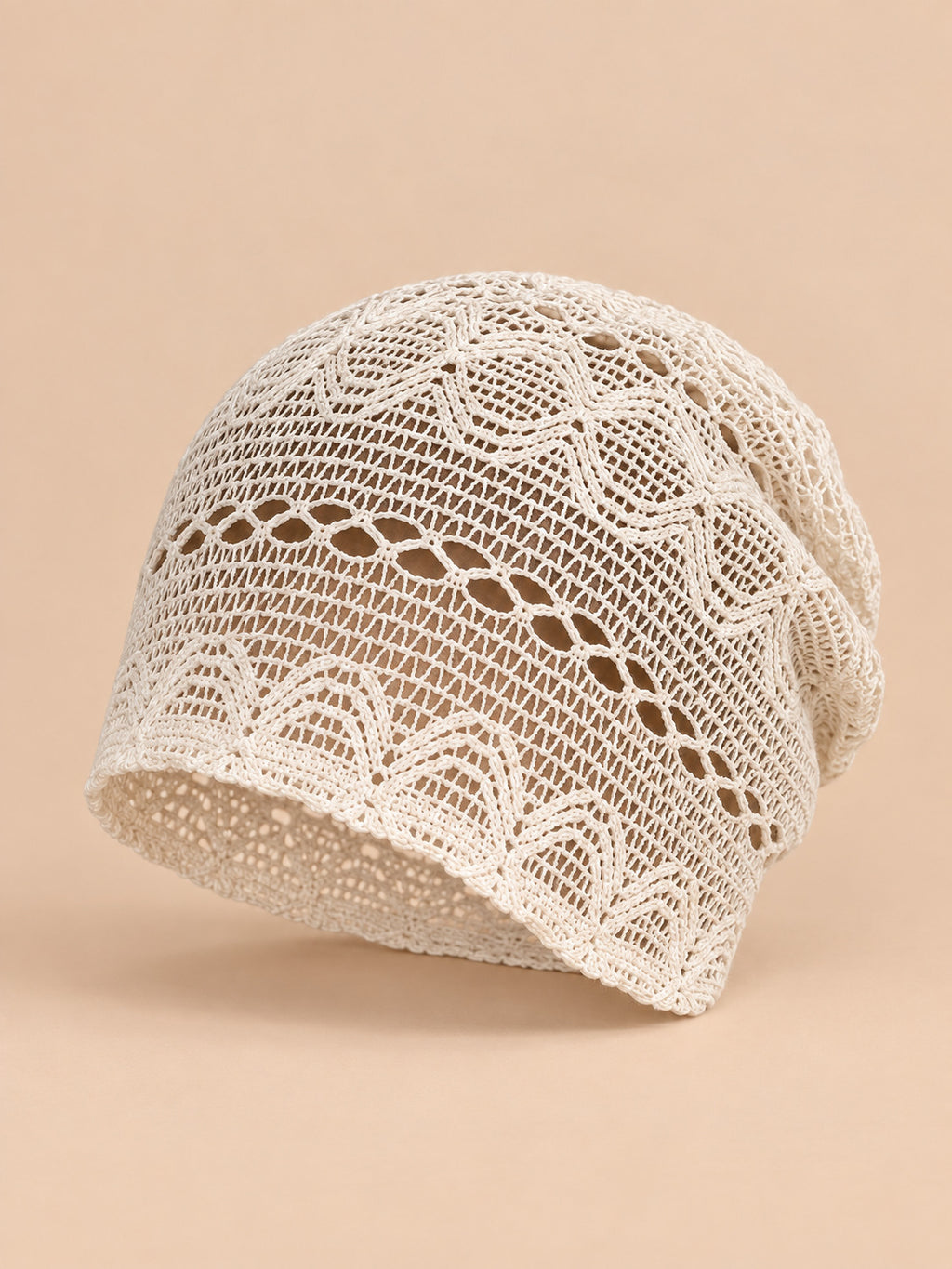 Cappello a calotta arricciato all’uncinetto, stile coreano, colore beige, vista di tre quarti