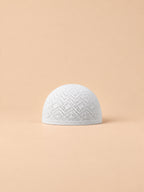 Cappello a calotta vintage a rete lavorata all’uncinetto, colore bianco, vista frontale