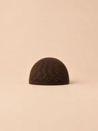 Cappello da preghiera da uomo color caffè con motivo geometrico traforato e calotta corta, vista frontale