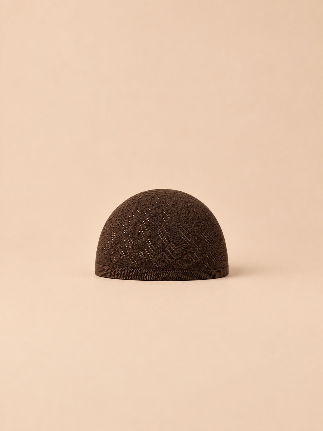 Cappello da preghiera da uomo color caffè con motivo geometrico traforato e calotta corta, vista frontale