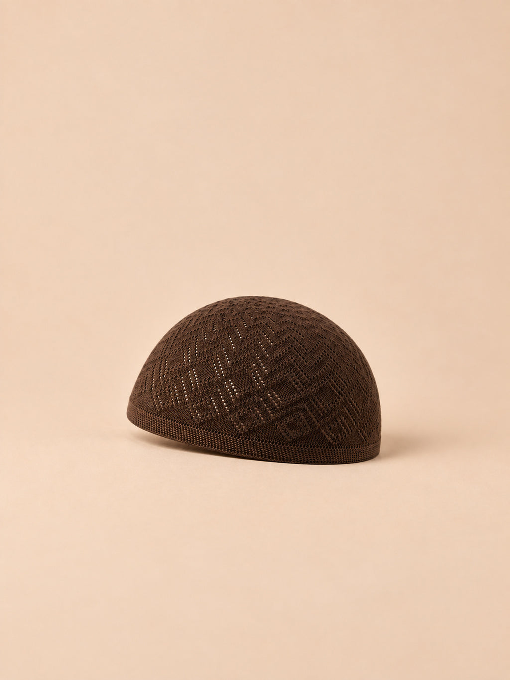 Cappello a calotta vintage a rete lavorata all’uncinetto, colore caffè, vista di tre quarti