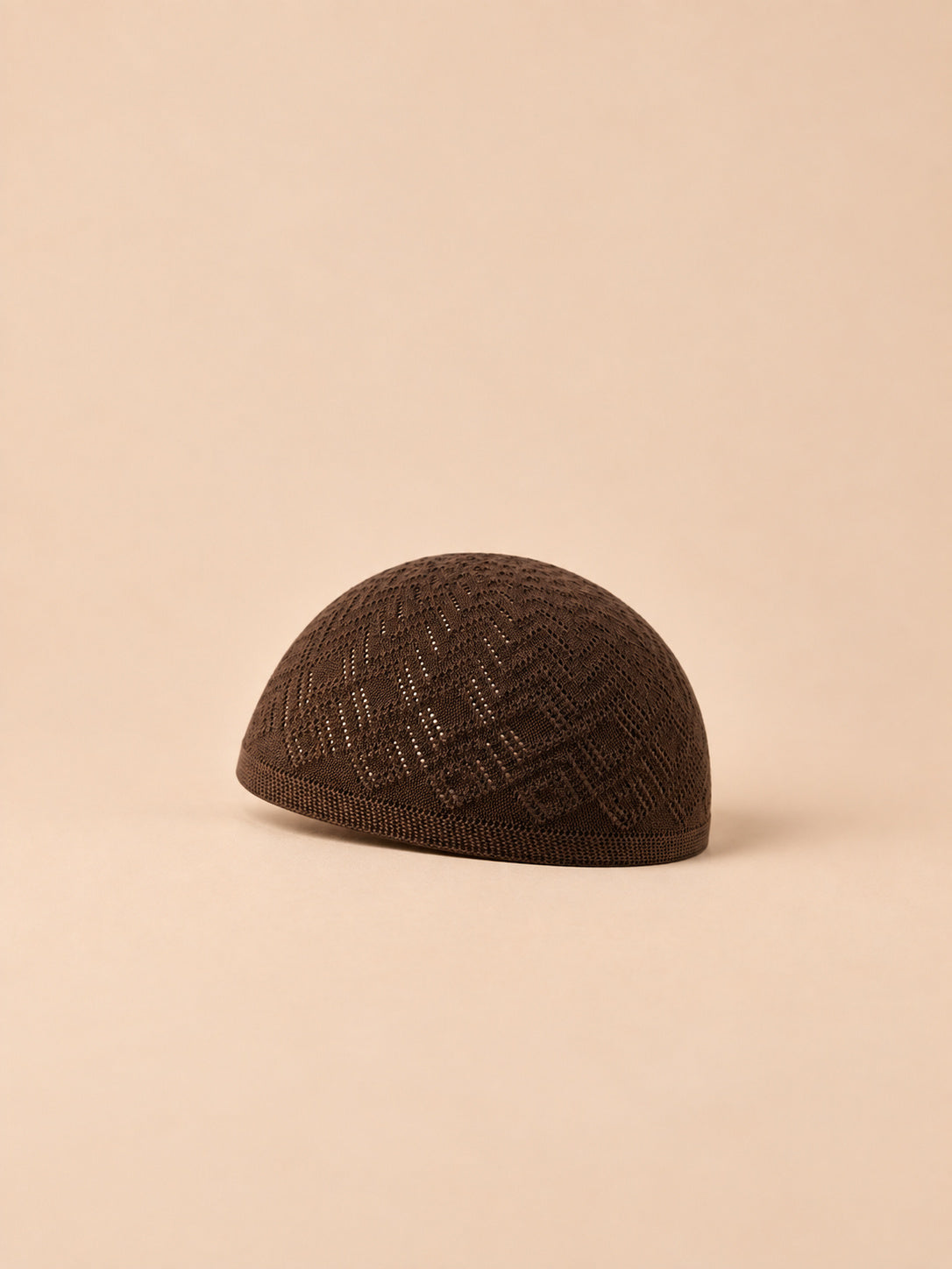 Cappello a calotta vintage a rete lavorata all’uncinetto, colore caffè, vista di tre quarti