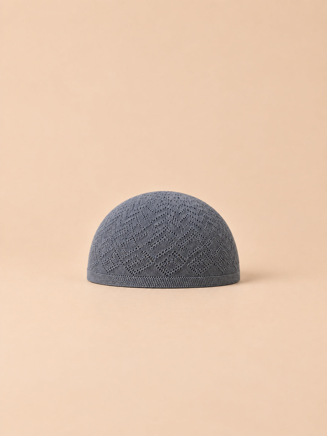 Cappello a calotta vintage a rete lavorata all’uncinetto, colore grigio, vista frontale