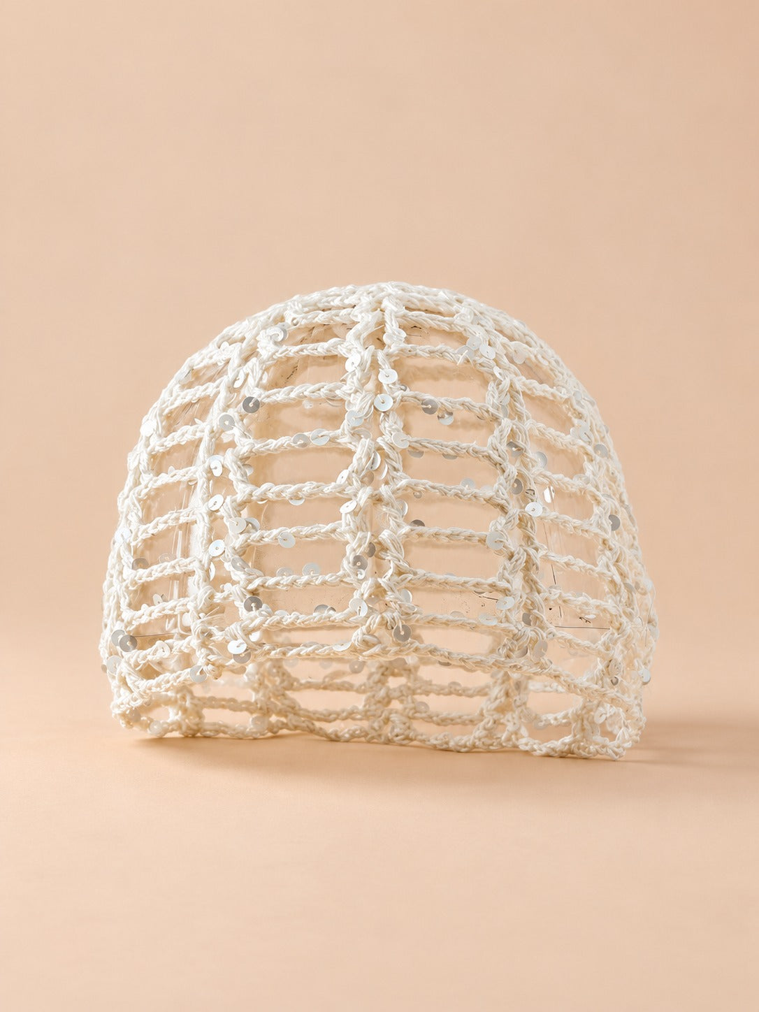 Cappello bianco a calotta in rete traforata elasticizzata con paillettes sulla superficie, vista frontale