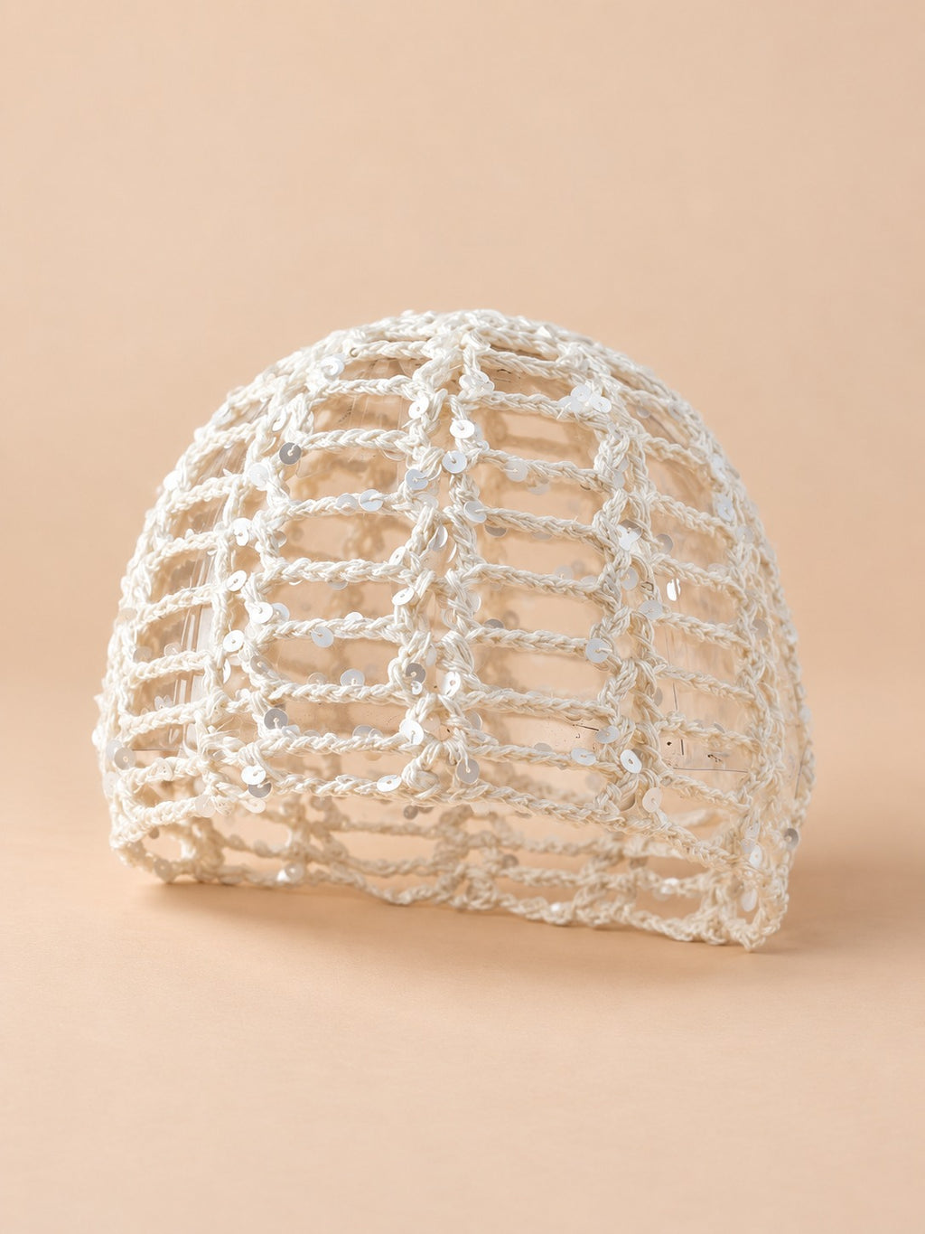 Cappello a calotta all’uncinetto con paillettes da spiaggia, colore bianco, vista di tre quarti