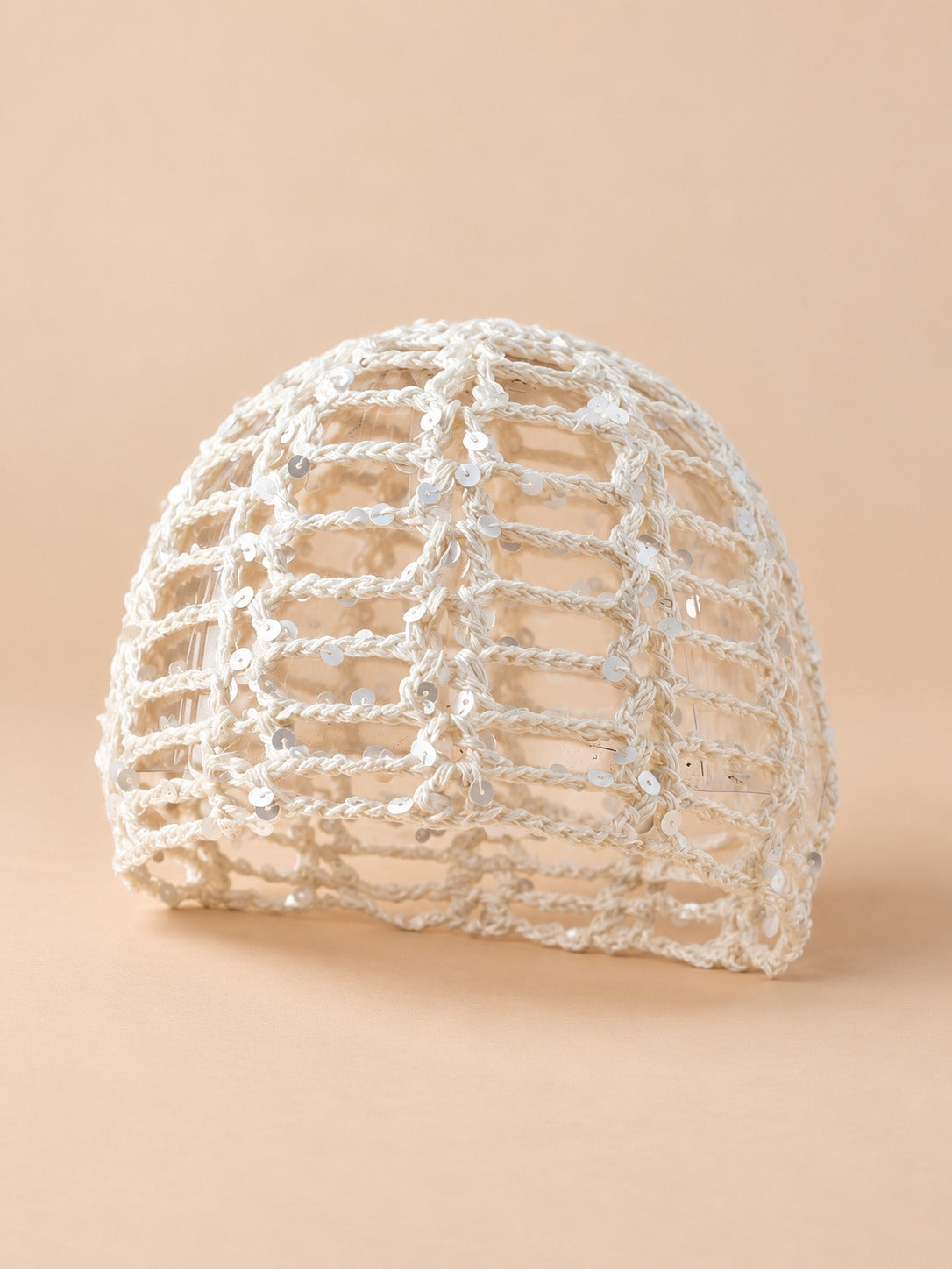 Cappello a calotta all’uncinetto con paillettes da spiaggia, colore bianco, vista di tre quarti