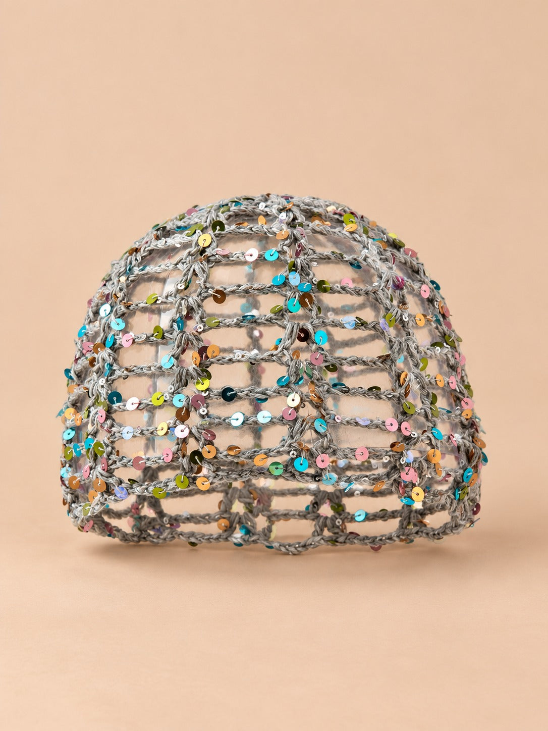 Cappello a calotta all’uncinetto con paillettes da spiaggia, colore grigio, vista frontale