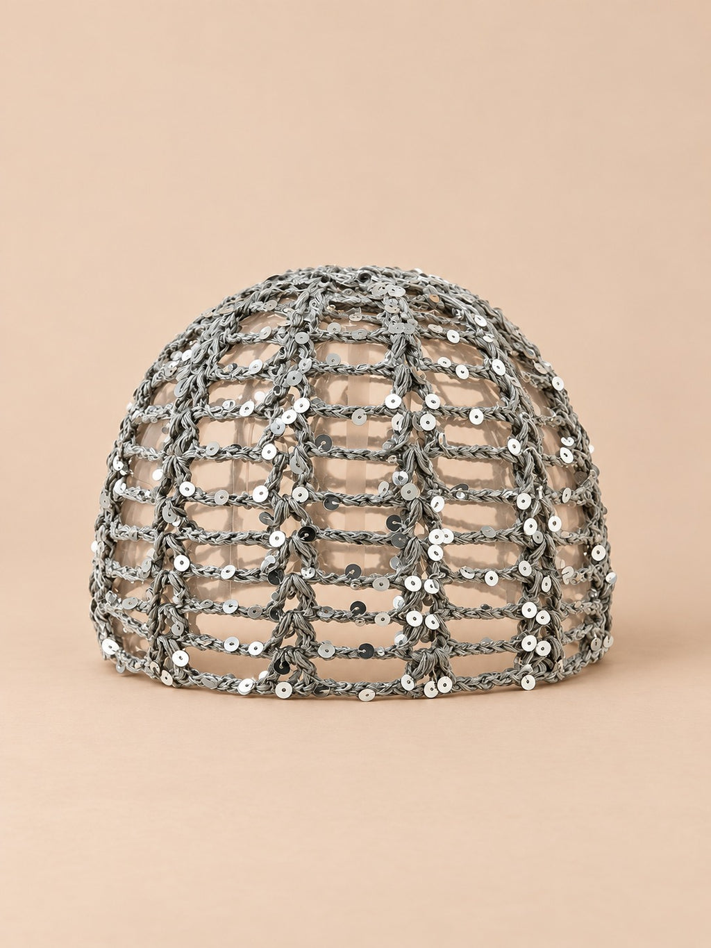 Cappello a calotta all’uncinetto con paillettes da spiaggia, colore grigio, vista frontale