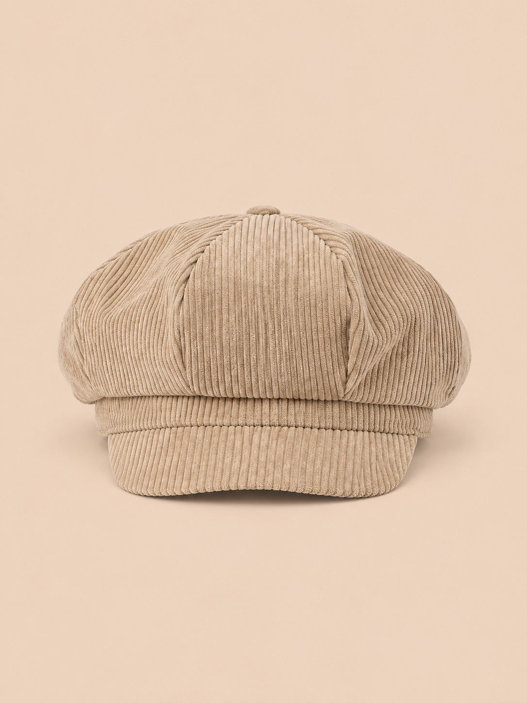 Cappello gavroche kaki a otto spicchi, stile basco vintage, vista frontale su sfondo sabbia e pesca