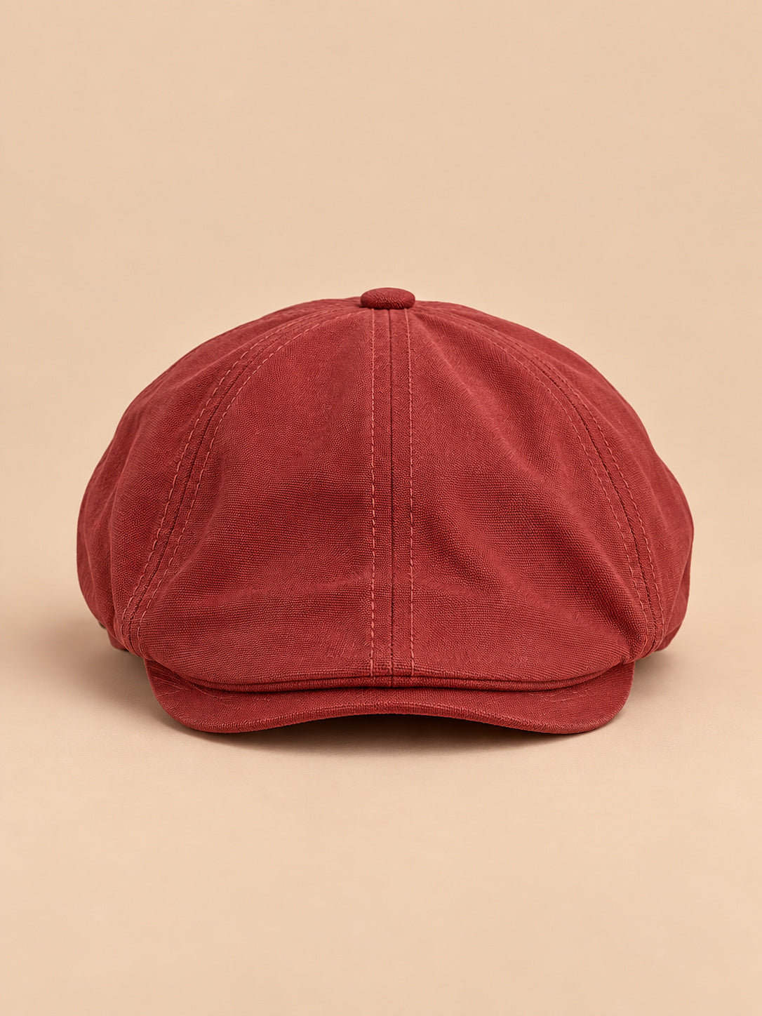 Cappello piatto rosso con visiera corta, in stile britannico vintage, fotografato nella vista frontale