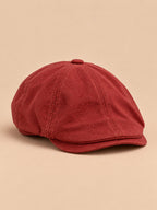 Cappello gavroche piatto vintage, stile britannico, colore rosso, vista di tre quarti
