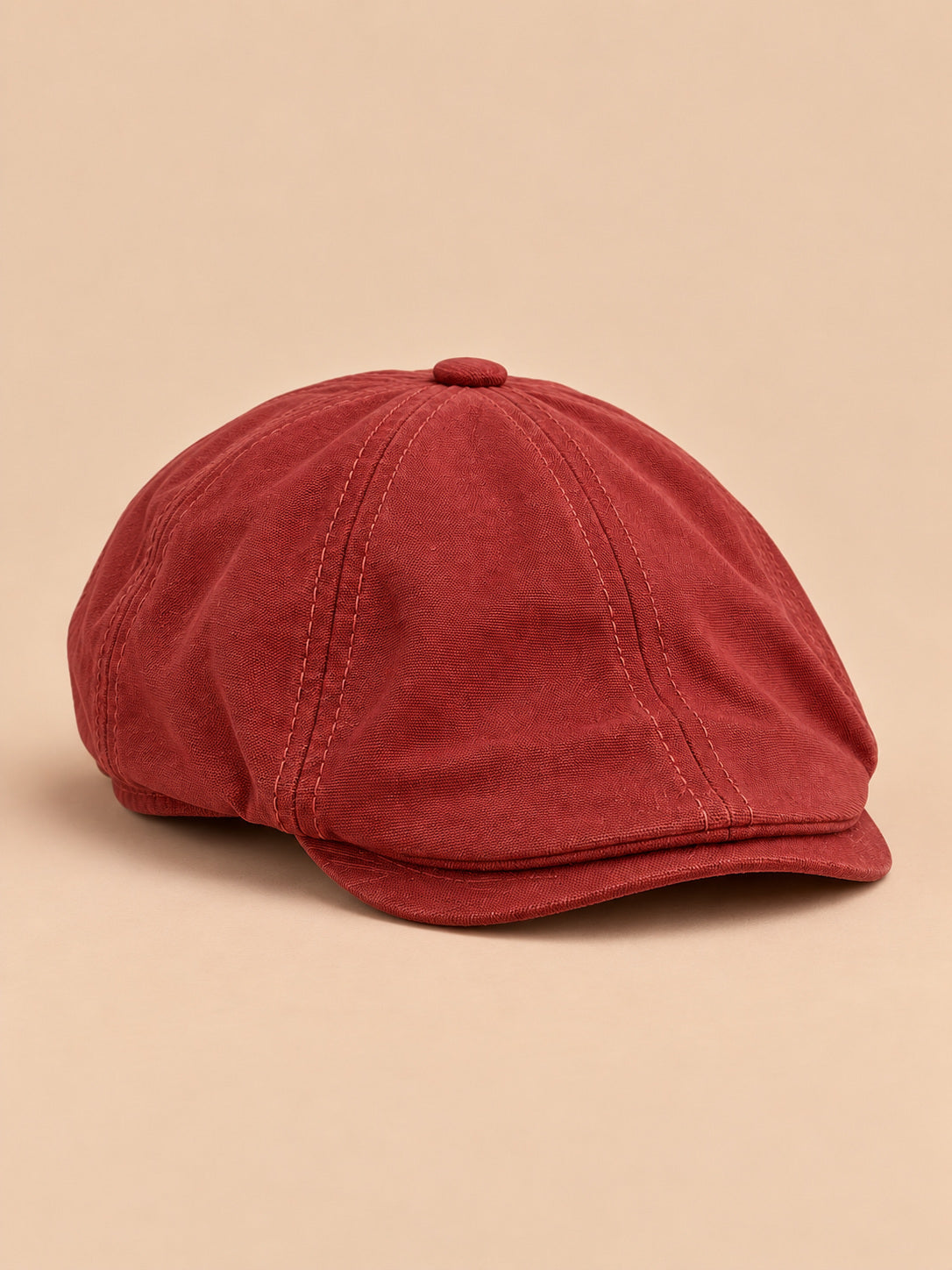 Cappello gavroche piatto vintage, stile britannico, colore rosso, vista di tre quarti