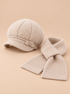 Set cappello soffice e sciarpa lavorata a maglia da donna, colore beige, vista di tre quarti