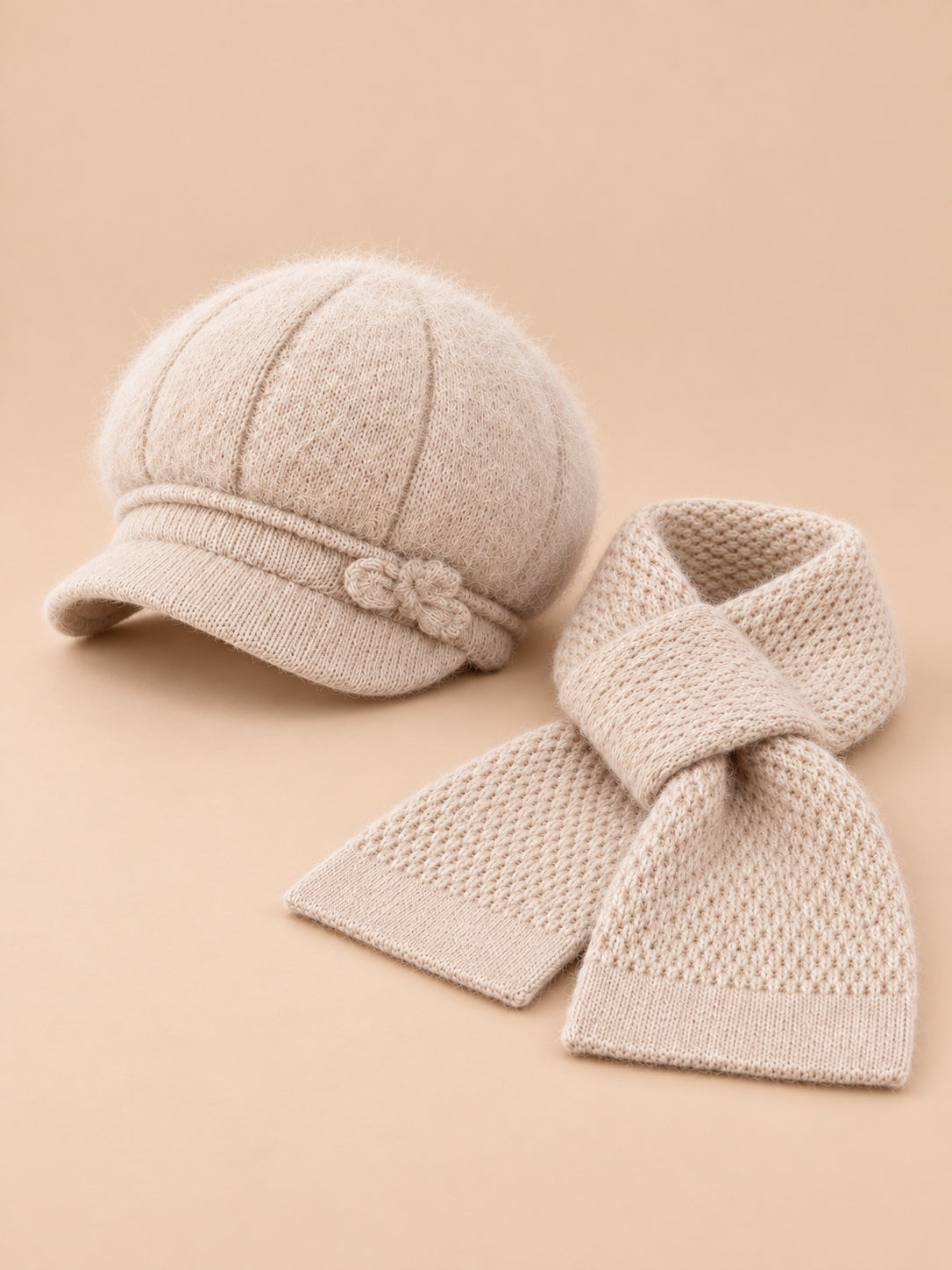 Set cappello soffice e sciarpa lavorata a maglia da donna, colore beige, vista di tre quarti