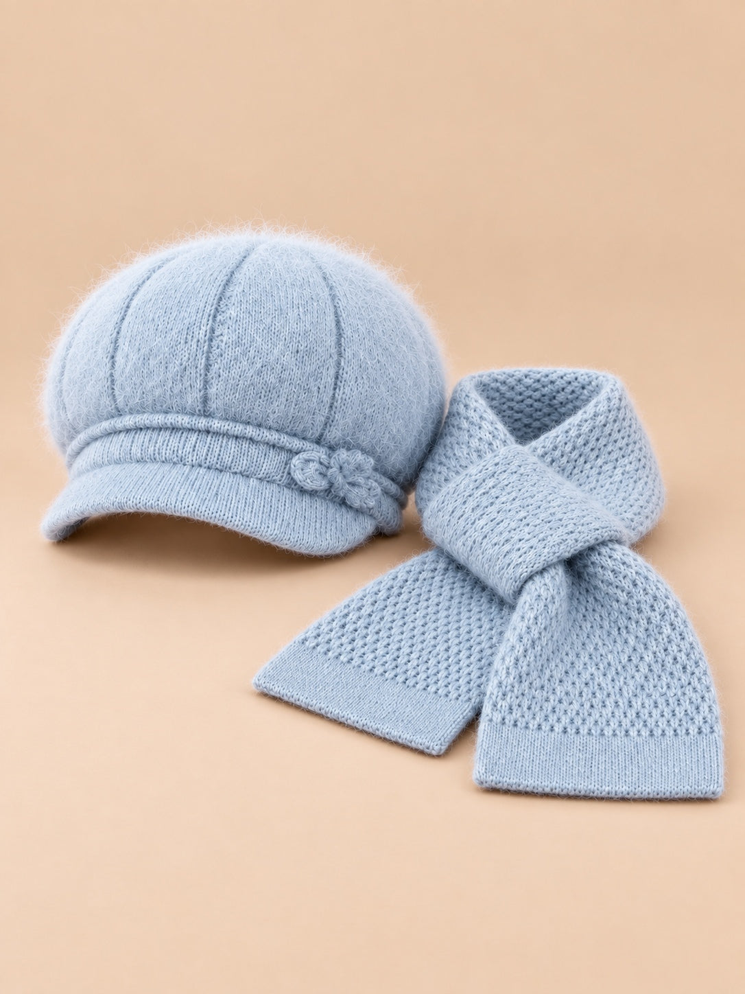 Set cappello soffice e sciarpa lavorata a maglia da donna, colore grigio, vista frontale
