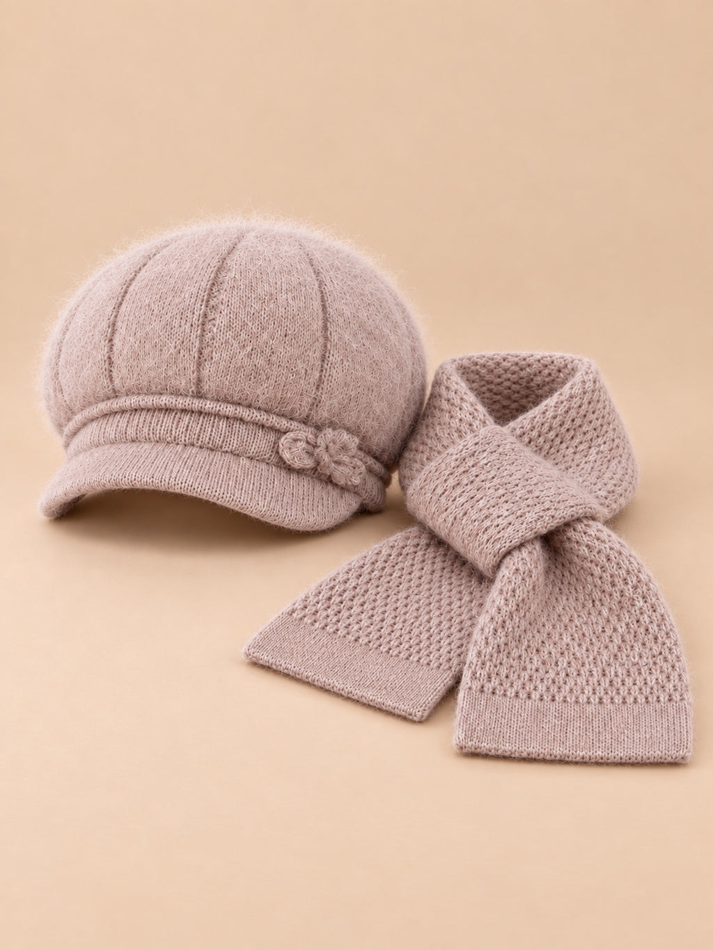 Set cappello soffice e sciarpa lavorata a maglia da donna, colore kaki, vista frontale