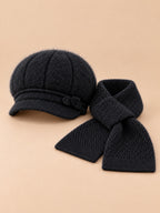 Set cappello soffice e sciarpa lavorata a maglia da donna, colore nero, vista frontale