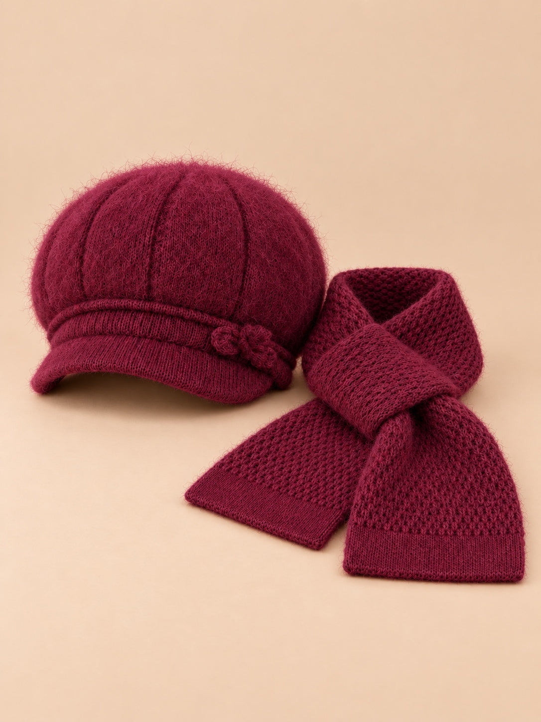 Set cappello soffice e sciarpa lavorata a maglia da donna, colore rosso, vista frontale