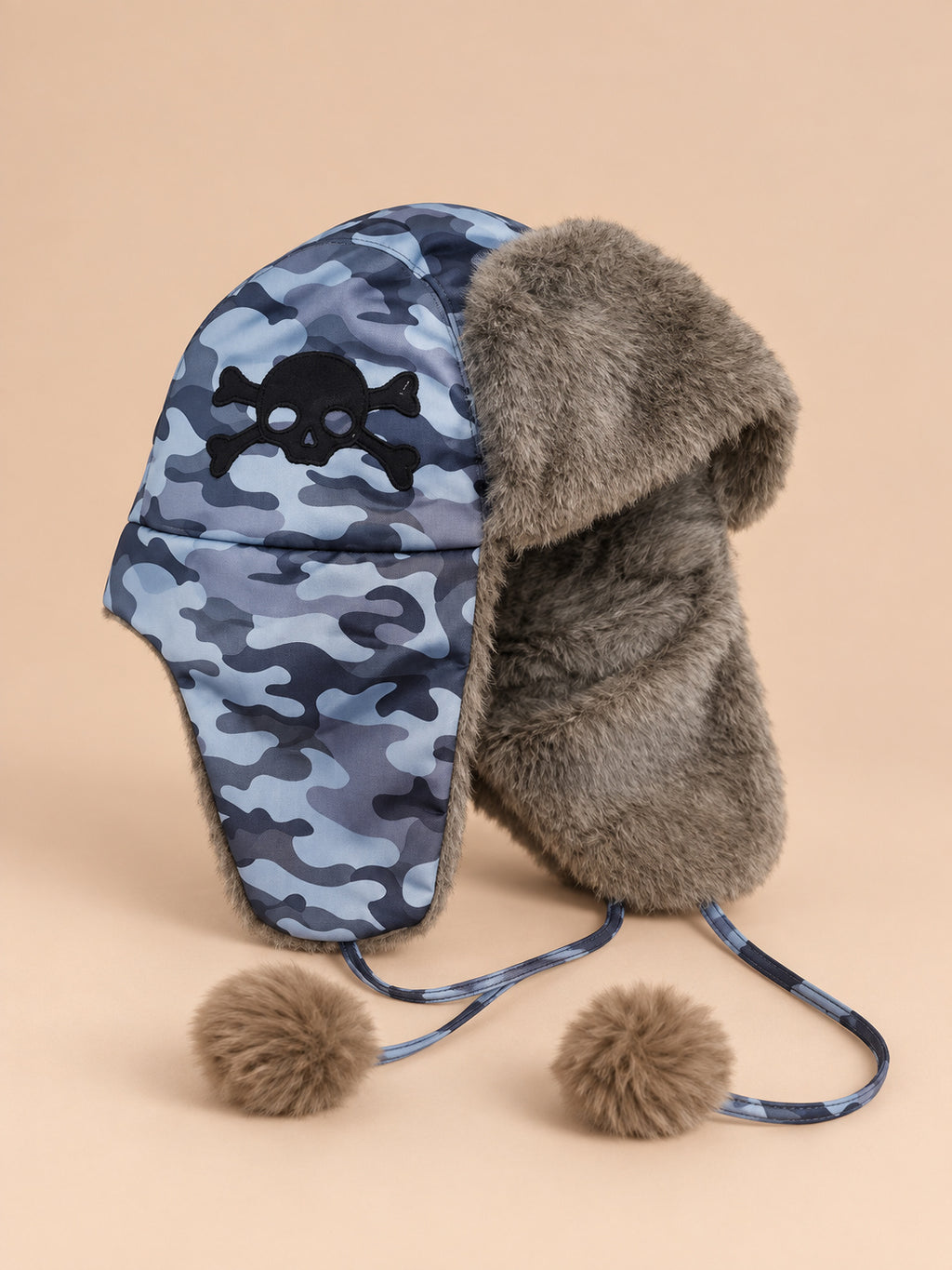Colbacco gotico multicolore con motivo camouflage, teschio e pompon, fotografato di tre quarti