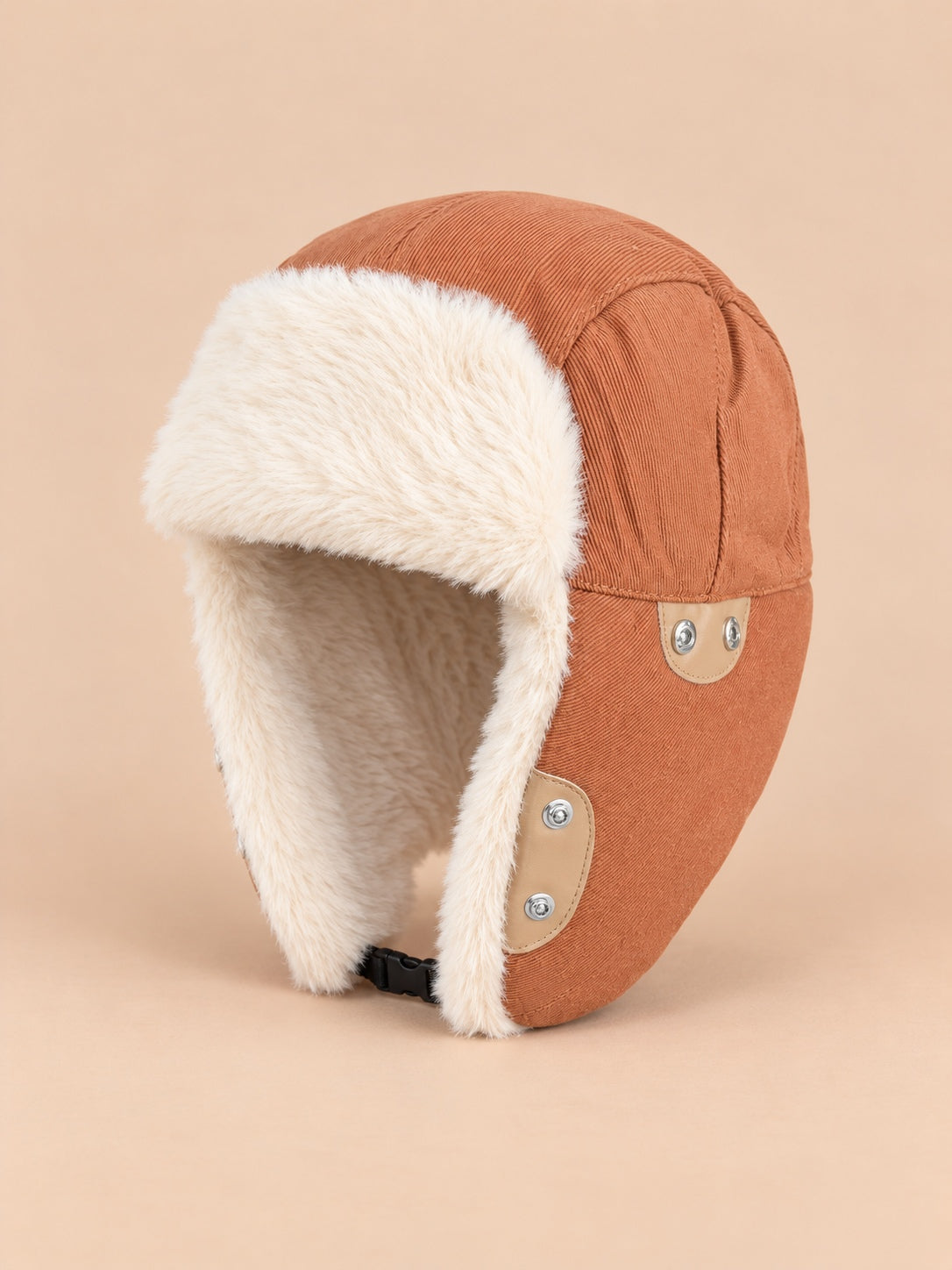 Colbacco in velluto a coste di cotone spesso con paraorecchie, colore terracotta, vista di tre quarti