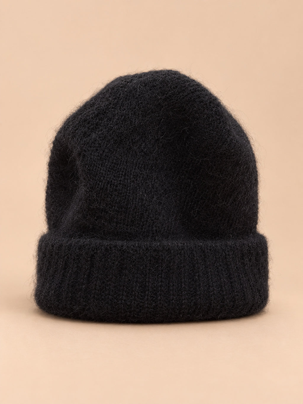 Berretto nero da donna in mohair e lana, con maglia elasticizzata a coste, fotografato di fronte
