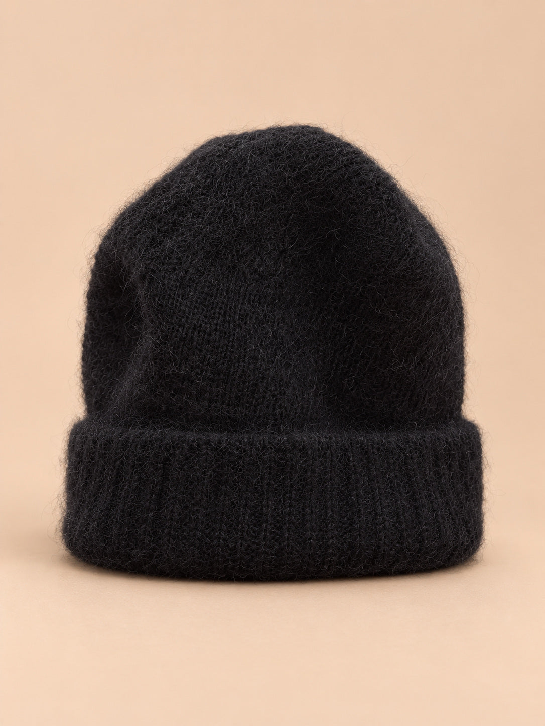 Berretto nero da donna in mohair e lana, con maglia elasticizzata a coste, fotografato di fronte