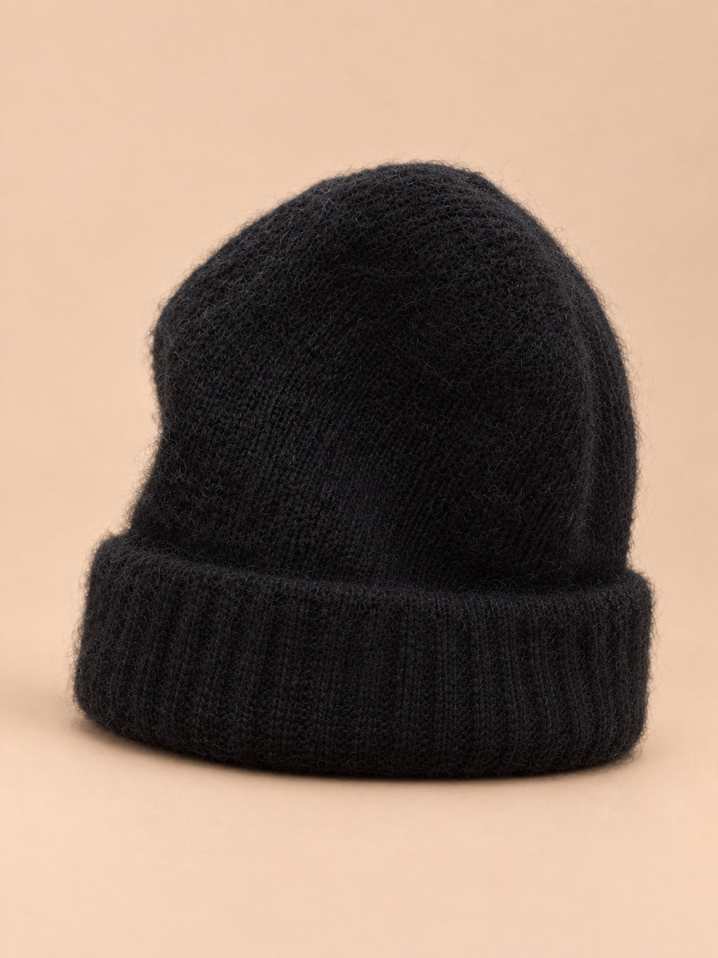 Berretto da donna a coste in mohair e lana elasticizzato, colore nero, vista di tre quarti