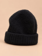 Berretto da donna a coste in mohair e lana elasticizzato, colore nero, vista di tre quarti
