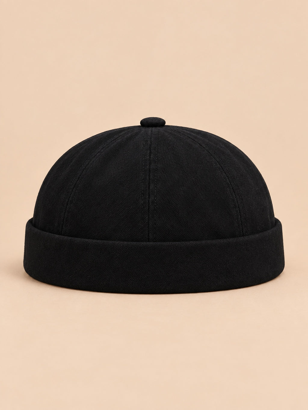 Berretto docker nero in denim con risvolto e cinturino regolabile, stile workwear, fotografato di fronte