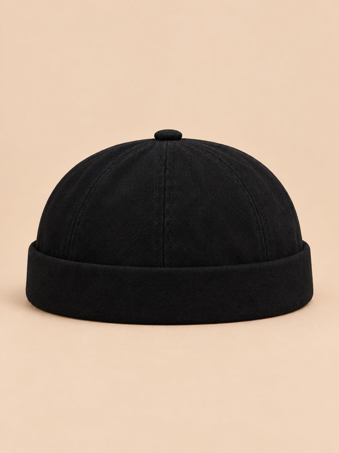 Berretto docker nero in denim con risvolto e cinturino regolabile, stile workwear, fotografato di fronte