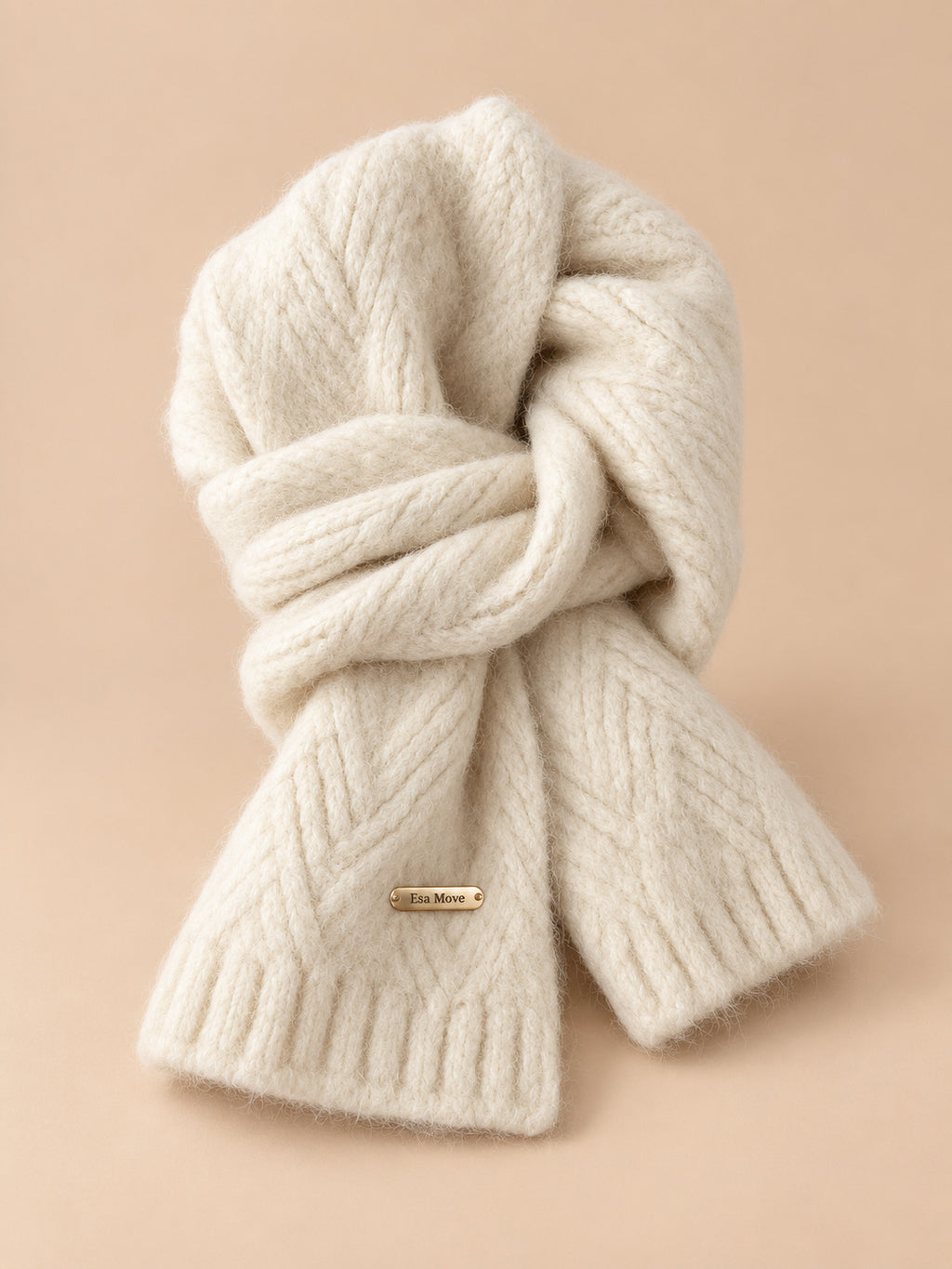 Sciarpa spessa beige da donna in alpaca, stile coreano, vista frontale su sfondo sabbia e pesca