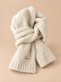 Sciarpa spessa beige da donna in alpaca, stile coreano, vista frontale su sfondo sabbia e pesca