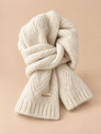 Sciarpa spessa beige da donna in alpaca, stile coreano, vista frontale su sfondo sabbia e pesca