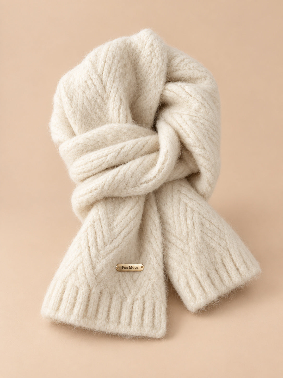 Sciarpa spessa beige da donna in alpaca, stile coreano, vista frontale su sfondo sabbia e pesca