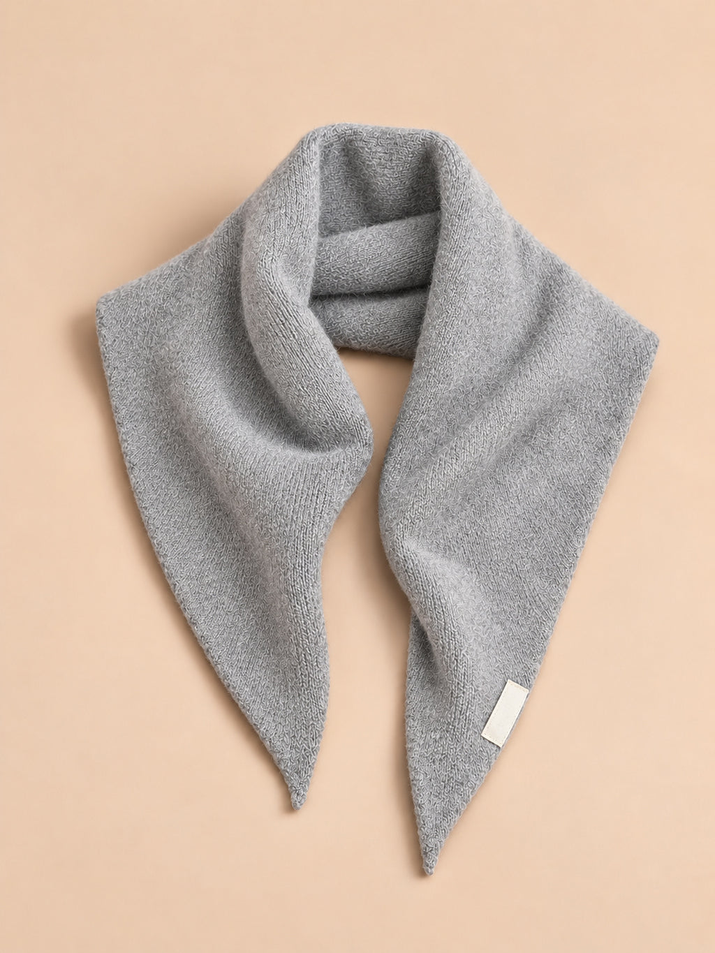 Sciarpa triangolare scaldacollo in pura lana spessa, colore grigio chiaro, vista frontale