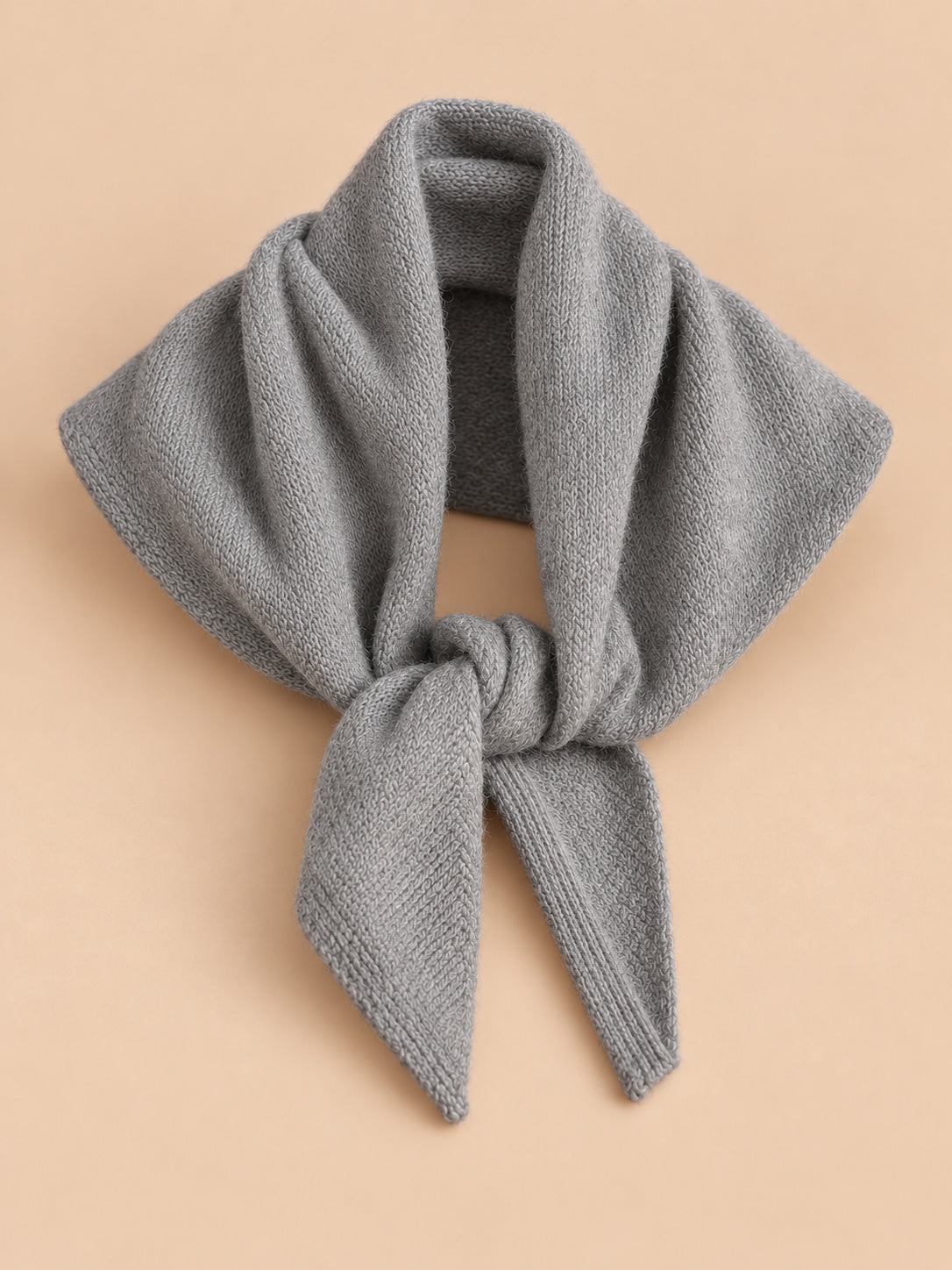 Sciarpa triangolare scaldacollo in pura lana spessa, modello 2, colore grigio, vista frontale
