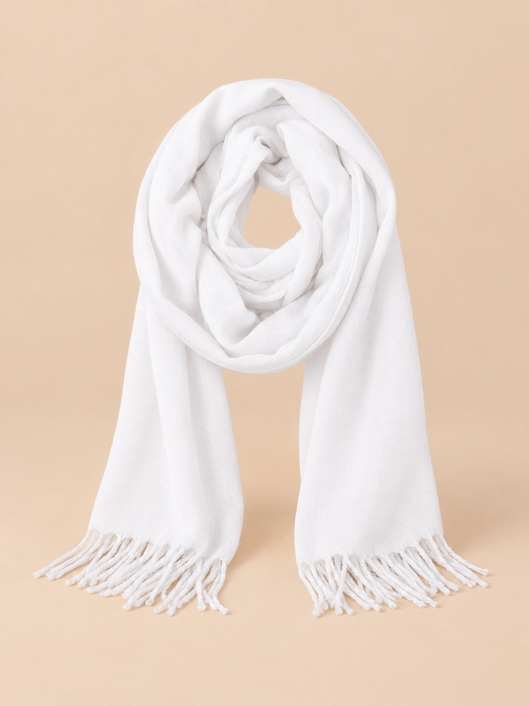 Sciarpa lunga bianca da uomo effetto cashmere, con maglia morbida e frange alle estremità, vista frontale