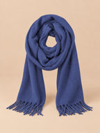Sciarpa lunga da uomo con frange in maglia morbida, colore blu navy, vista frontale