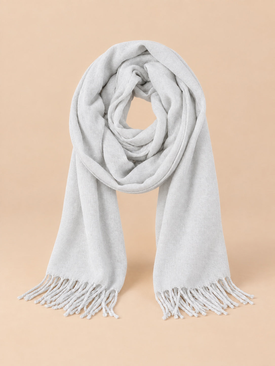Sciarpa lunga da uomo con frange in maglia morbida, colore grigio chiaro, vista frontale