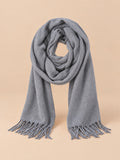 Sciarpa lunga da uomo con frange in maglia morbida, colore grigio scuro, vista frontale