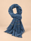 Sciarpa da uomo blu navy a righe con frange, 190 × 90 cm, vista frontale su sfondo sabbia e pesca