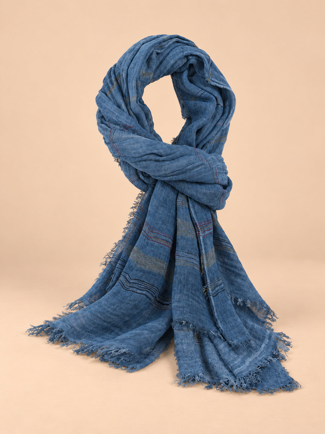 Sciarpa da uomo a righe con frange, 190 × 90 cm, colore blu navy, vista di tre quarti