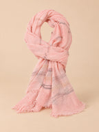 Sciarpa da uomo a righe con frange, 190 × 90 cm, colore rosa, vista frontale, su sfondo color sabbia e pesca