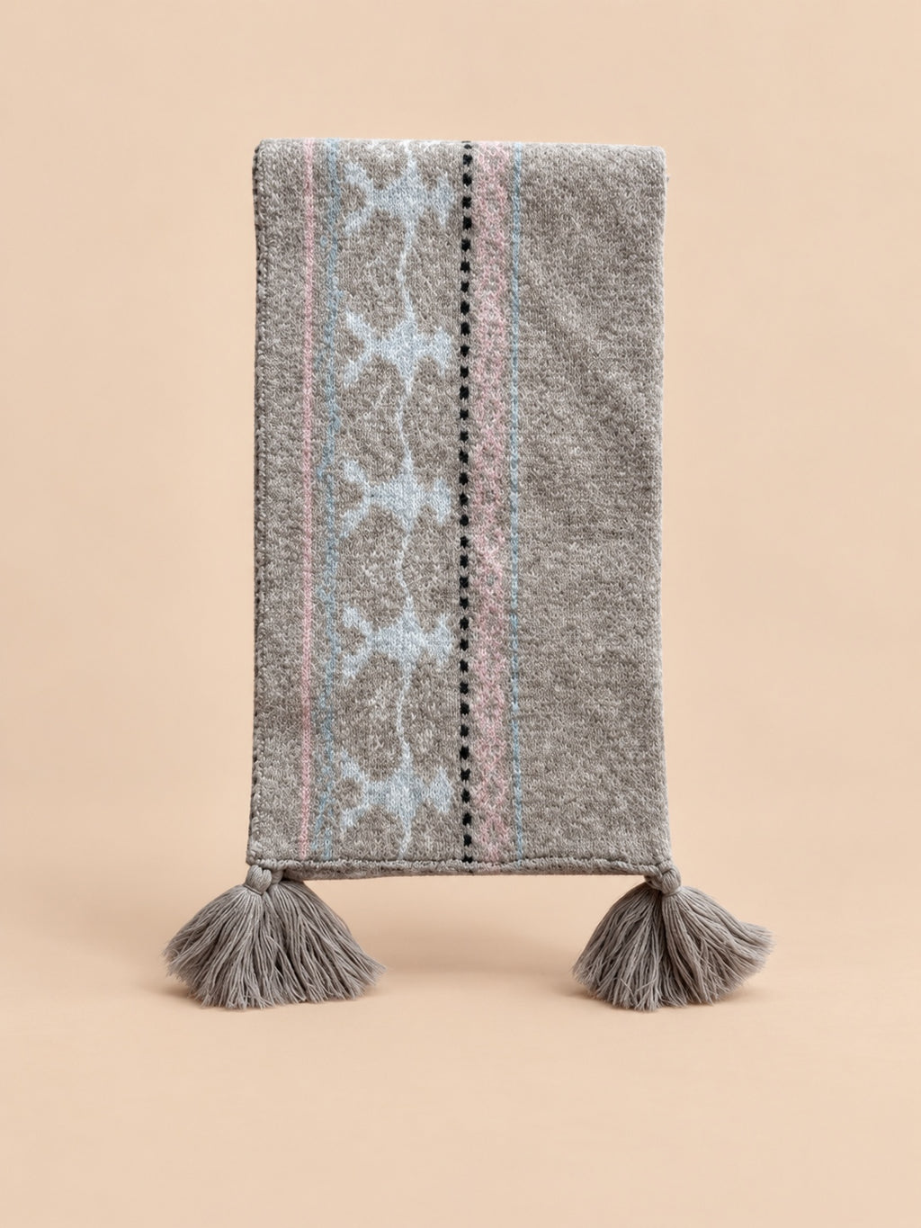 Sciarpa jacquard Fair Isle in misto lana con frange, modello 25049, fotografata nella vista frontale