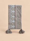 Sciarpa jacquard Fair Isle in misto lana con frange, modello 25049, fotografata nella vista frontale